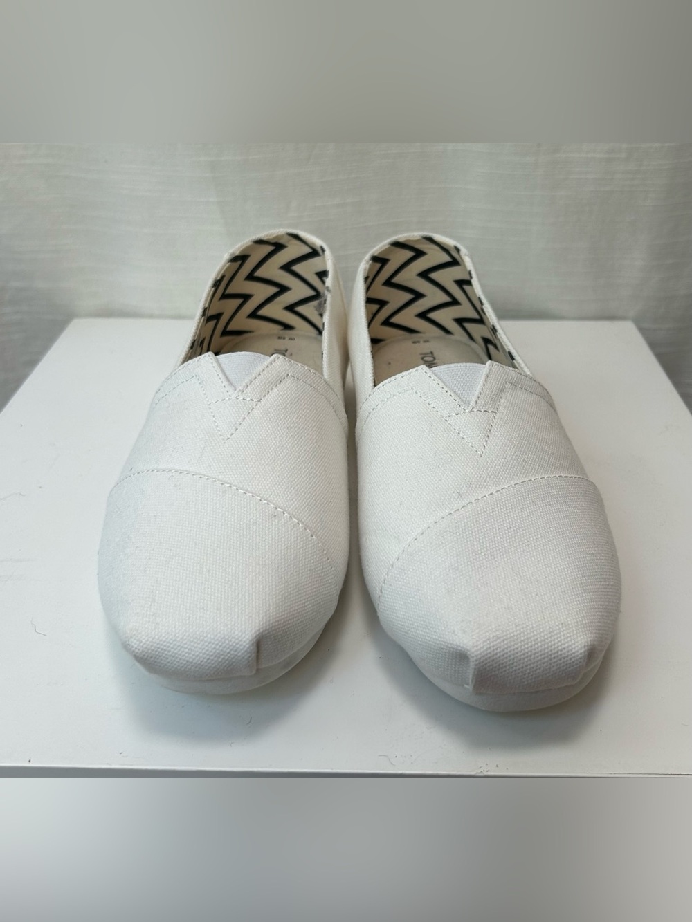Toms NWOT White Canvas Slip-Ons with Black Zigzag Lining  fisherman‎